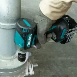 DTW300RTJ-Z-MAKITA-CORDLESS-IMPACT-WRENCH-12.7MM-1-2-1 (1) DTW300RTJ/ Z MAKITA CORDLESS IMPACT WRENCH (12.7MM) (1/2") being used on pipe fitting by technician